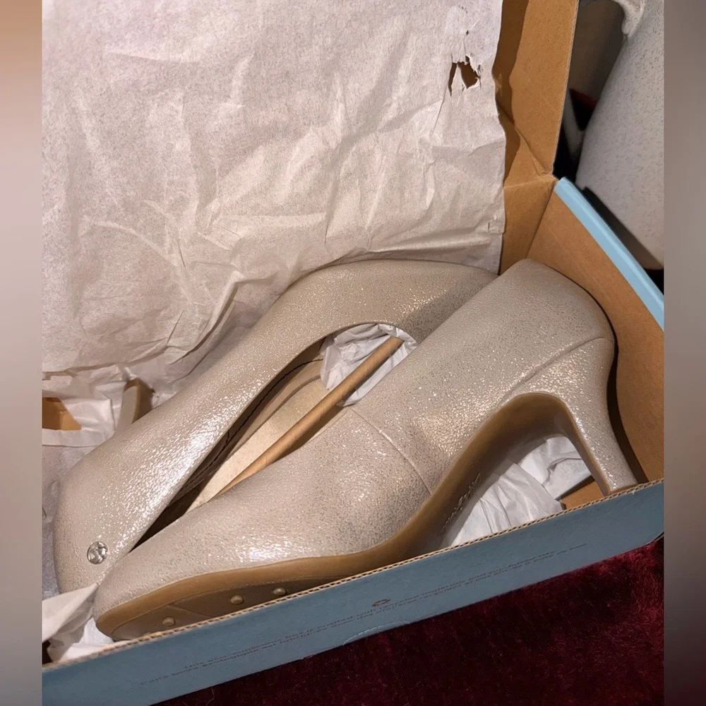 Life Stride NIB Women's Glittering Champagne Heels